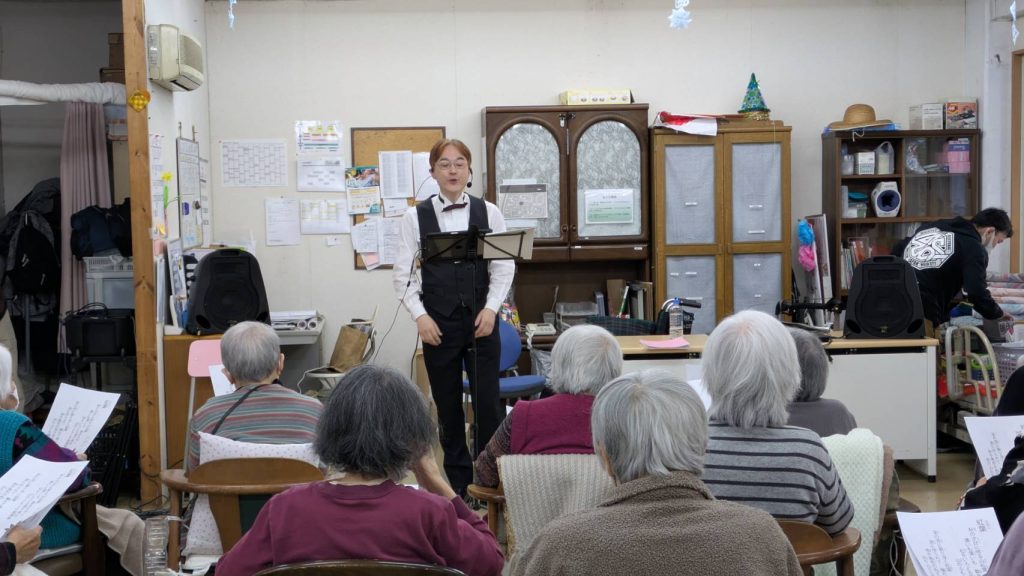 画像：歌の講師を招いたプログラム