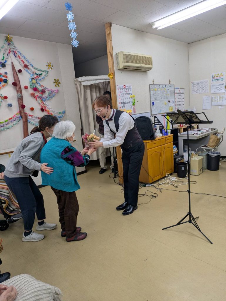 画像：歌の講師を招いたプログラム